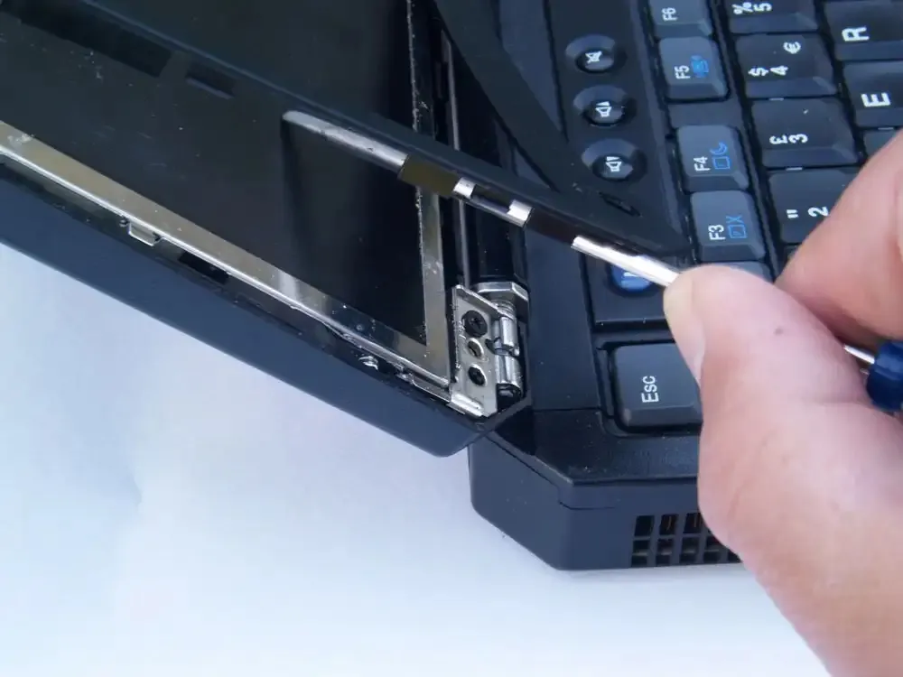 Înlocuire display ecran laptop spart București - montare LED LCD original MIRO Soft