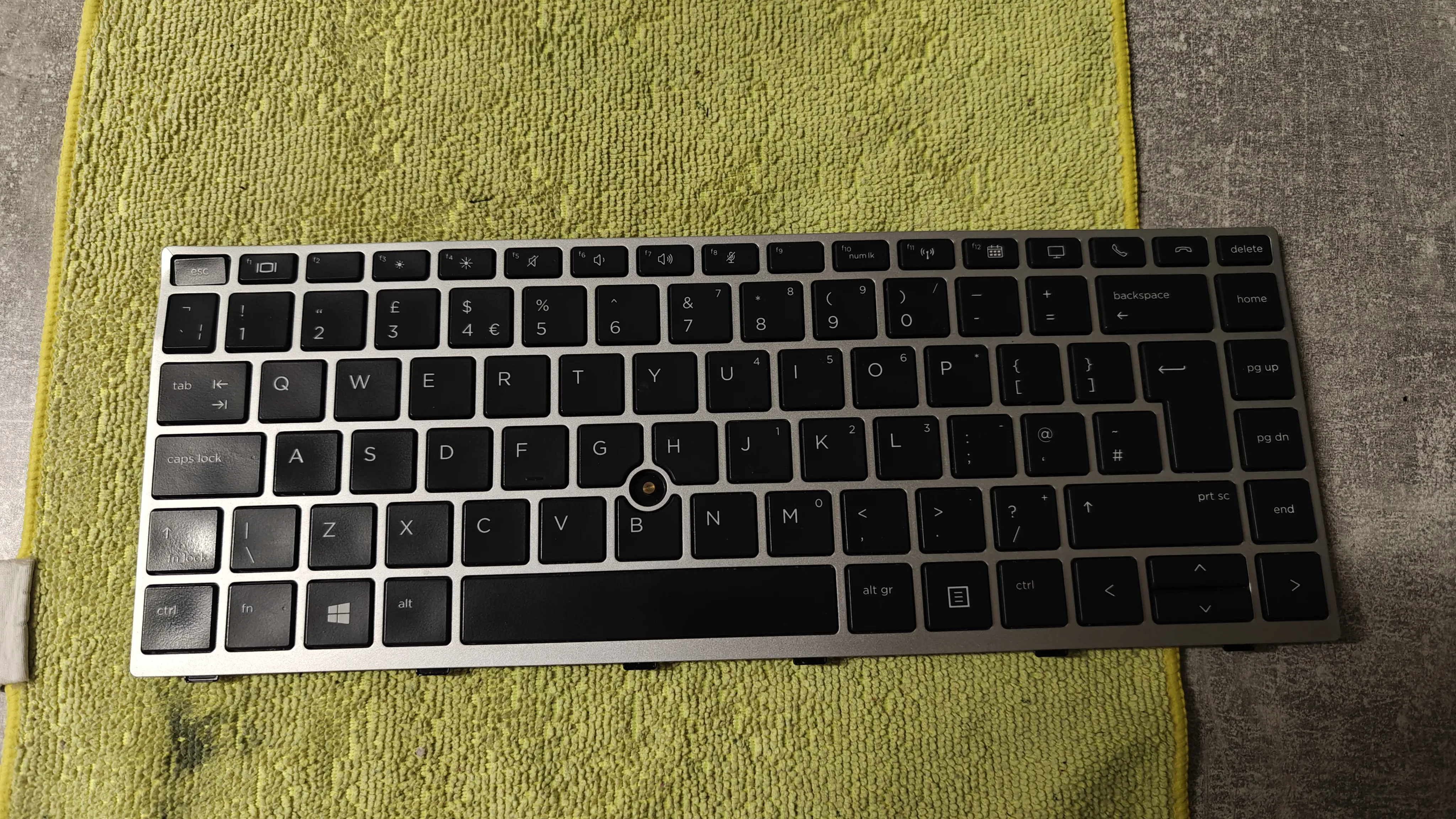 Înlocuire tastatură laptop București - montare taste defecte nefuncționale MIRO Soft