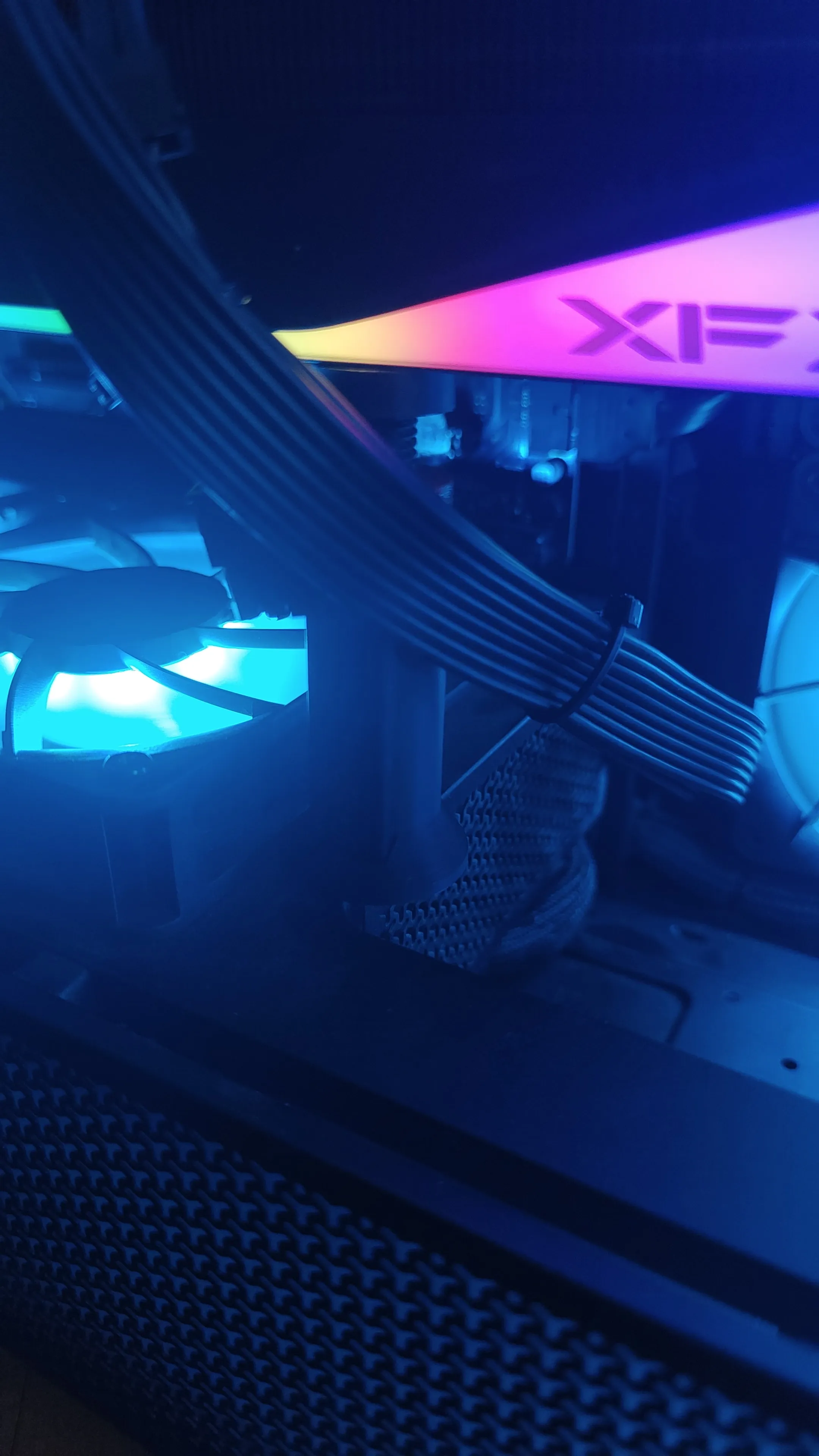 Interior PC gaming cu iluminare RGB și placă video XFX RX 9070 XT - diagnosticare rateuri random, Bragadiru
