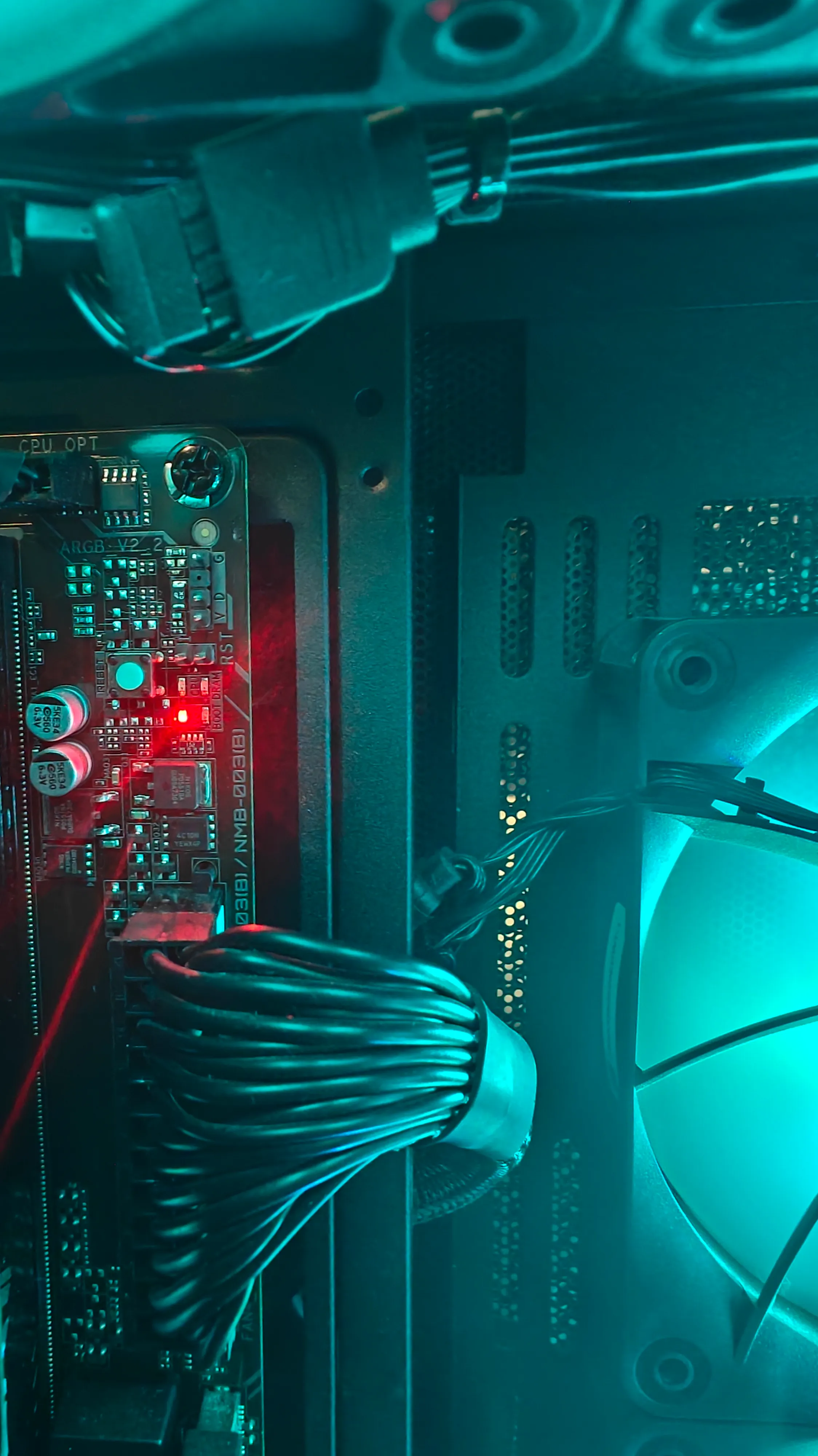 LED-ul roșu de eroare VGA aprins pe placa de bază, lângă mănunchiul rigid de cabluri PSU