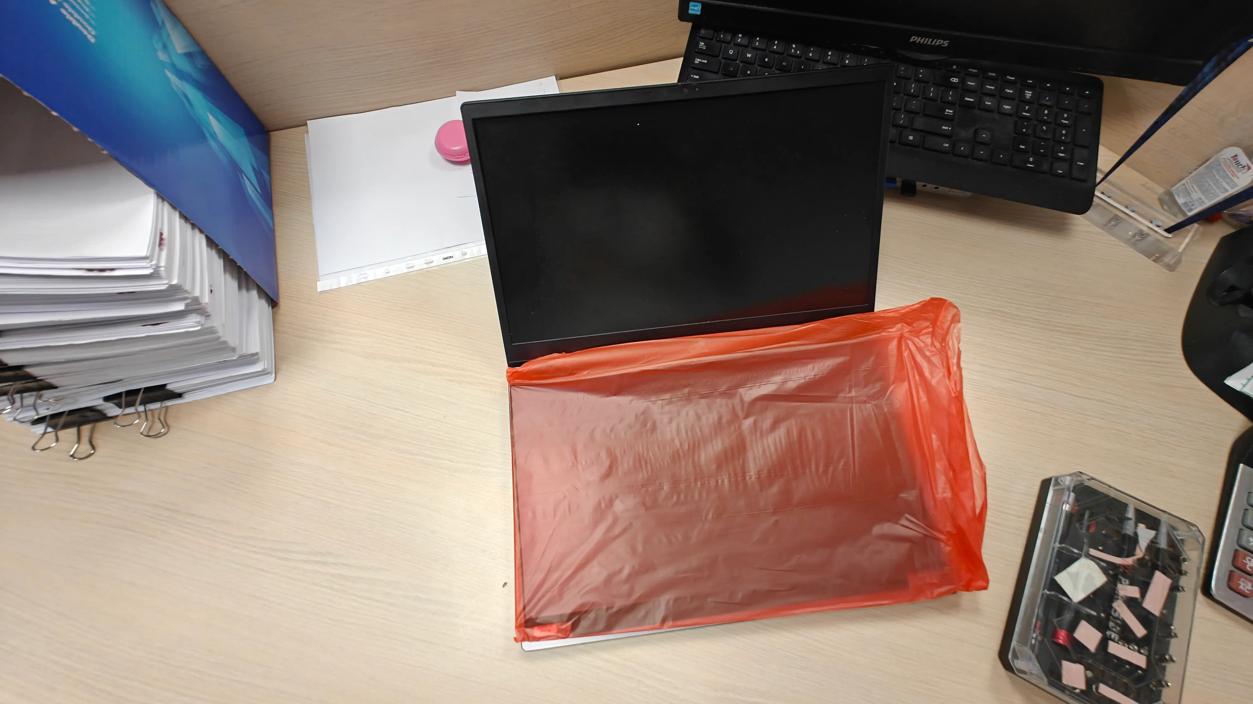 ThinkBook adus pentru intervenție, cu displayul defect - contrast spălăcit vizibil