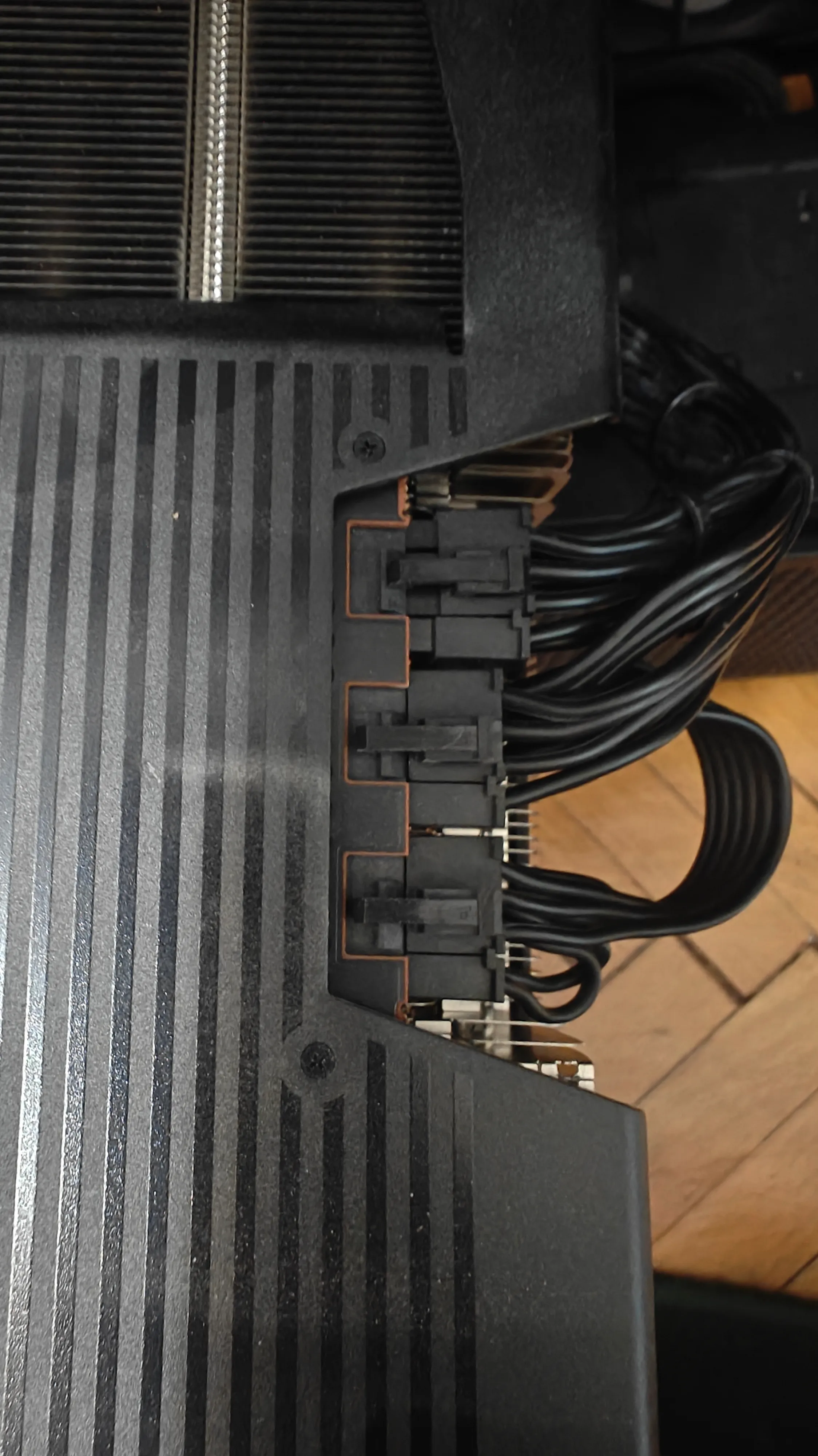 Placa video scoasă din sistem, cu conectorii de alimentare PCIe vizibili
