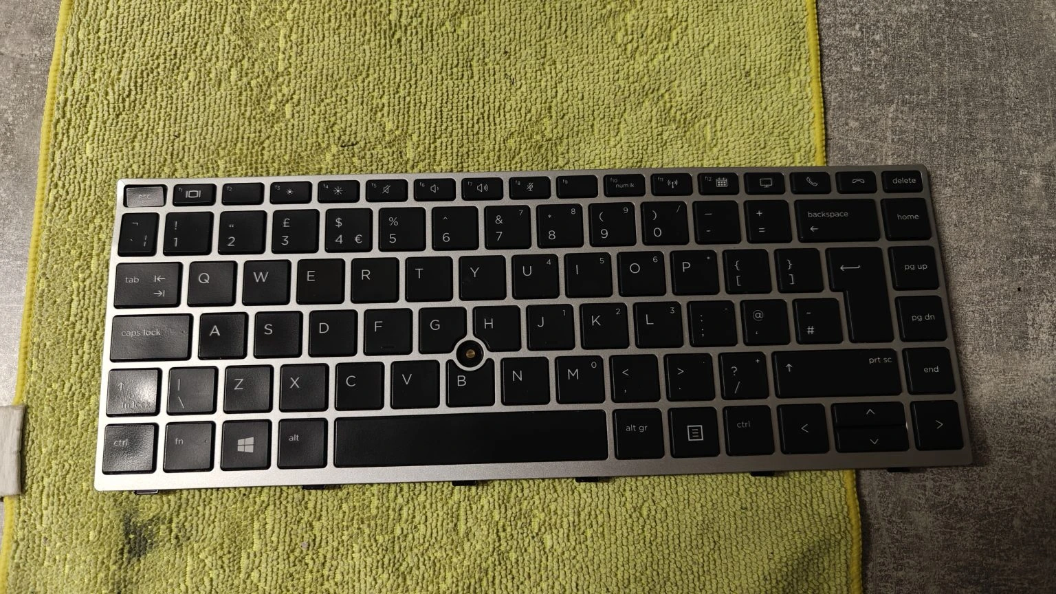 Înlocuire tastatură laptop defectă București - montare tastatură nouă compatibilă taste stricate MIRO Soft